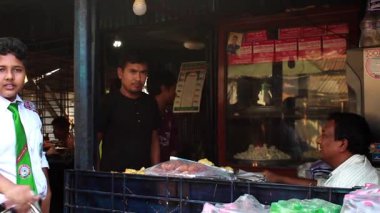 Bangladeş 'in önde gelen şehirlerinden biri olan Rangpur' daki Pouro Bazar pazarında kimliği belirsiz kişiler.