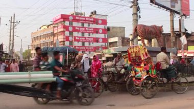 Bangladeş 'in başkenti Dhaka' nın Elaka ilçesinde kimliği belirsiz kişiler ve sokak trafiği