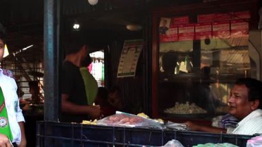 Bangladeş 'in önde gelen şehirlerinden biri olan Rangpur' daki Pouro Bazar pazarında kimliği belirsiz kişiler.