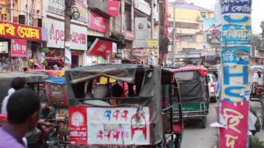 Bangladeş 'in başkenti Dhaka' nın Elaka ilçesinde kimliği belirsiz kişiler ve sokak trafiği