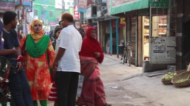 Bangladeş 'in başkenti Dhaka' nın Elaka ilçesinde kimliği belirsiz kişiler ve sokak trafiği