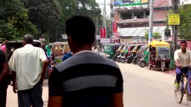 Bangladeş 'in başkenti Dhaka' nın Elaka ilçesinde kimliği belirsiz kişiler ve sokak trafiği