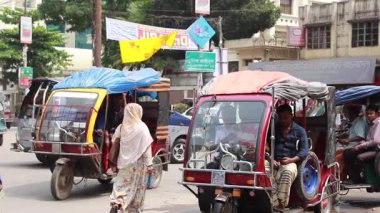 Bangladeş 'in başkenti Dhaka' nın Elaka ilçesinde kimliği belirsiz kişiler ve sokak trafiği