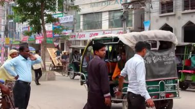 Bangladeş 'in başkenti Dhaka' nın Elaka ilçesinde kimliği belirsiz kişiler ve sokak trafiği