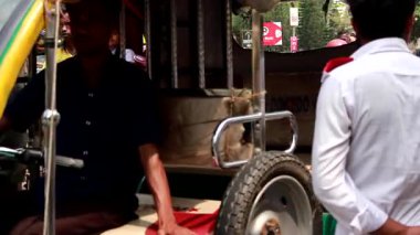 Bangladeş 'in başkenti Dhaka' nın Elaka ilçesinde kimliği belirsiz kişiler ve sokak trafiği