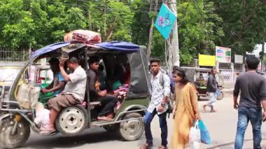 Bangladeş 'in başkenti Dhaka' nın Elaka ilçesinde kimliği belirsiz kişiler ve sokak trafiği