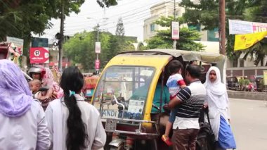 Bangladeş 'in başkenti Dhaka' nın Elaka ilçesindeki kimliği belirsiz insanlar ve sokak trafiği, yaklaşık Eylül 2021