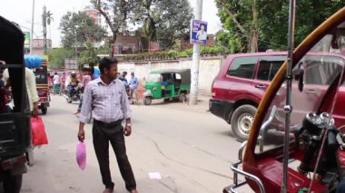 Bangladeş 'in başkenti Dhaka' nın Elaka ilçesindeki kimliği belirsiz insanlar ve sokak trafiği, yaklaşık Eylül 2021