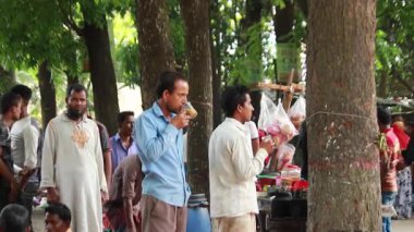 Bangladeş 'in başkenti Dhaka' nın Elaka ilçesindeki kimliği belirsiz insanlar ve sokak trafiği, yaklaşık Eylül 2021