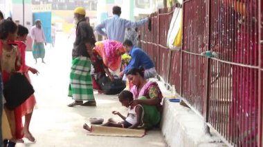 Bangladeş 'in başkenti Dhaka' nın Elaka ilçesindeki kimliği belirsiz insanlar ve sokak trafiği, yaklaşık Eylül 2021