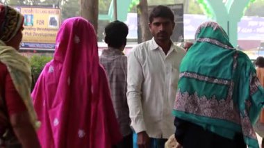 Bangladeş 'in başkenti Dhaka' nın Elaka ilçesindeki kimliği belirsiz insanlar ve sokak trafiği, yaklaşık Eylül 2021