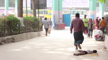 Bangladeş 'in başkenti Dhaka' nın Elaka ilçesindeki kimliği belirsiz insanlar ve sokak trafiği, yaklaşık Eylül 2021