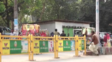 Bangladeş 'in başkenti Dhaka' nın Elaka ilçesindeki kimliği belirsiz insanlar ve sokak trafiği, yaklaşık Eylül 2021