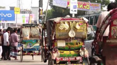 Bangladeş 'in başkenti Dhaka' nın Elaka ilçesindeki kimliği belirsiz insanlar ve sokak trafiği, yaklaşık Eylül 2021