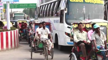 Bangladeş 'in başkenti Dhaka' nın Elaka ilçesindeki kimliği belirsiz insanlar ve sokak trafiği, yaklaşık Eylül 2021