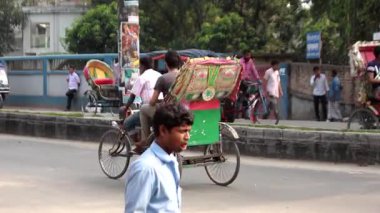 Bangladeş 'in başkenti Dhaka' nın Elaka ilçesindeki kimliği belirsiz insanlar ve sokak trafiği, yaklaşık Eylül 2021