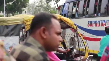 Bangladeş 'in başkenti Dhaka' nın Elaka ilçesindeki kimliği belirsiz insanlar ve sokak trafiği, yaklaşık Eylül 2021