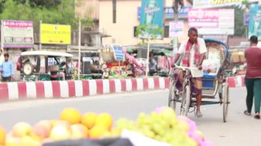 Bangladeş 'in başkenti Dhaka' nın Elaka ilçesindeki kimliği belirsiz insanlar ve sokak trafiği, yaklaşık Eylül 2021