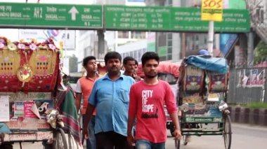 Bangladeş 'in başkenti Dhaka' nın Elaka ilçesindeki kimliği belirsiz insanlar ve sokak trafiği, yaklaşık Eylül 2021