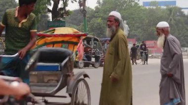 Bangladeş 'in başkenti Dhaka' nın Elaka ilçesindeki kimliği belirsiz insanlar ve sokak trafiği, yaklaşık Eylül 2021