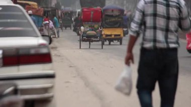 Bangladeş 'in başkenti Dhaka' nın Elaka ilçesindeki kimliği belirsiz insanlar ve sokak trafiği, yaklaşık Eylül 2021