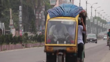 Bangladeş 'in başkenti Dhaka' nın Elaka ilçesindeki kimliği belirsiz insanlar ve sokak trafiği, yaklaşık Eylül 2021