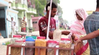 Bangladeş 'in başkenti Dhaka' nın Elaka ilçesindeki kimliği belirsiz insanlar ve sokak trafiği, yaklaşık Eylül 2021