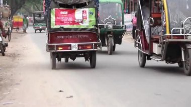 Bangladeş 'in başkenti Dhaka' nın Elaka ilçesindeki kimliği belirsiz insanlar ve sokak trafiği, yaklaşık Eylül 2021