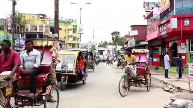 Bangladeş 'in önde gelen şehirlerinden biri olan Payra Chattar, Rangpur' daki kimliği belirsiz insanlar ve sokak trafiği, yaklaşık Eylül 2021 'de