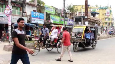 Bangladeş 'in önde gelen şehirlerinden biri olan Payra Chattar, Rangpur' daki kimliği belirsiz insanlar ve sokak trafiği, yaklaşık Eylül 2021 'de