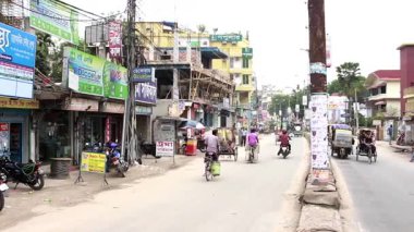 Bangladeş 'in önde gelen şehirlerinden biri olan Payra Chattar, Rangpur' daki kimliği belirsiz insanlar ve sokak trafiği, yaklaşık Eylül 2021 'de