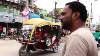 Bangladeş 'in önde gelen şehirlerinden biri olan Payra Chattar, Rangpur' daki kimliği belirsiz insanlar ve sokak trafiği, yaklaşık Eylül 2021 'de