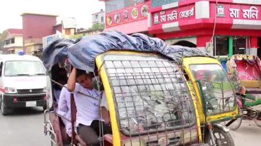 Bangladeş 'in önde gelen şehirlerinden biri olan Payra Chattar, Rangpur' daki kimliği belirsiz insanlar ve sokak trafiği, yaklaşık Eylül 2021 'de