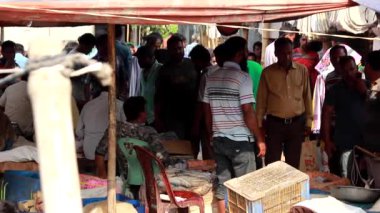 Bangladeş 'in önde gelen şehirlerinden biri olan Rangpur' daki Pouro Bazar pazarında kimliği belirsiz kişiler.