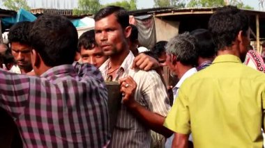 Bangladeş 'in önde gelen şehirlerinden biri olan Rangpur' daki Pouro Bazar pazarında kimliği belirsiz kişiler.