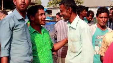 Bangladeş 'in önde gelen şehirlerinden biri olan Rangpur' daki Pouro Bazar pazarında kimliği belirsiz kişiler.