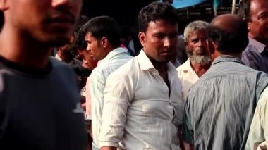 Bangladeş 'in önde gelen şehirlerinden biri olan Rangpur' daki Pouro Bazar pazarında kimliği belirsiz kişiler.