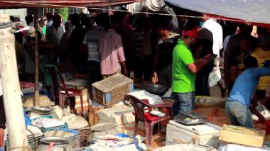 Bangladeş 'in önde gelen şehirlerinden biri olan Rangpur' daki Pouro Bazar pazarında kimliği belirsiz kişiler.