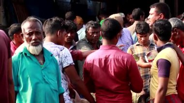 Bangladeş 'in önde gelen şehirlerinden biri olan Rangpur' daki Pouro Bazar pazarında kimliği belirsiz kişiler.