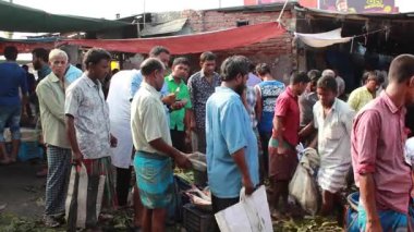 Bangladeş 'in önde gelen şehirlerinden biri olan Rangpur' daki Pouro Bazar pazarında kimliği belirsiz kişiler.