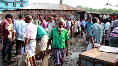 Bangladeş 'in önde gelen şehirlerinden biri olan Rangpur' daki Pouro Bazar pazarında kimliği belirsiz kişiler.