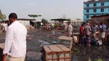 Bangladeş 'in önde gelen şehirlerinden biri olan Rangpur' daki Pouro Bazar pazarında kimliği belirsiz kişiler.