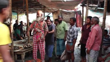 Bangladeş 'in önde gelen şehirlerinden biri olan Rangpur' daki Pouro Bazar pazarında kimliği belirsiz kişiler.