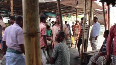 Bangladeş 'in önde gelen şehirlerinden biri olan Rangpur' daki Pouro Bazar pazarında kimliği belirsiz kişiler.