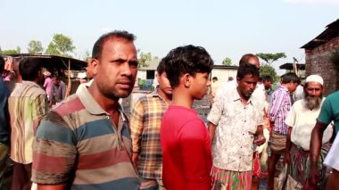 Bangladeş 'in önde gelen şehirlerinden biri olan Rangpur' daki Pouro Bazar pazarında kimliği belirsiz kişiler.