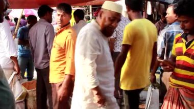 Bangladeş 'in önde gelen şehirlerinden biri olan Rangpur' daki Pouro Bazar pazarında kimliği belirsiz kişiler.