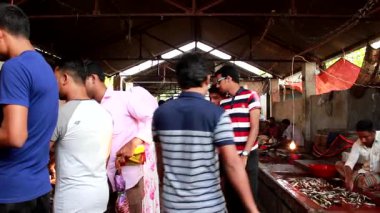 Bangladeş 'in önde gelen şehirlerinden biri olan Rangpur' daki Pouro Bazar pazarında kimliği belirsiz kişiler.