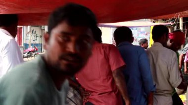 Bangladeş 'in önde gelen şehirlerinden biri olan Rangpur' daki Pouro Bazar pazarında kimliği belirsiz kişiler.