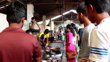 Bangladeş 'in önde gelen şehirlerinden biri olan Rangpur' daki Pouro Bazar pazarında kimliği belirsiz kişiler.