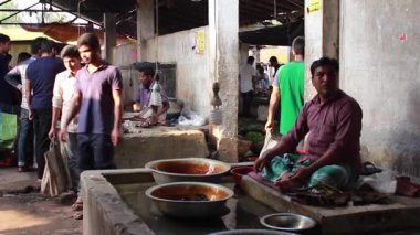 Bangladeş 'in önde gelen şehirlerinden biri olan Rangpur' daki Pouro Bazar pazarında kimliği belirsiz kişiler.